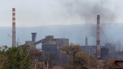 乌克兰南部港口城市马里乌波尔亚速钢铁厂的上方，当地时间周二冒出浓烟。（图取自路透社）
