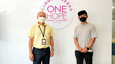 音乐人锺厚麒患肺癌，大山脚瑶池金母慈善基金会为他筹募9万4400令吉供一年的药物，左为蔡瑞豪。