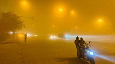 沙尘暴周四再袭伊拉克，首都巴格达笼罩在尘土之中。（图取自路透社）
