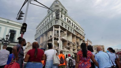 民众在发生爆炸的萨拉托加酒店附近围观。（图取自路透社）