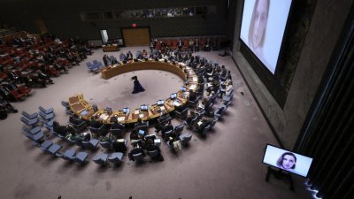 在美国纽约曼哈顿的联合国总部，联合国安理会成员于周四召开商讨俄乌局势会议。（图取自路透社）