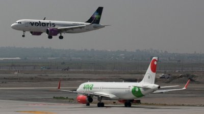 一架飞机于4月23日，准备降落在墨西哥城今年3月方才启用的费利佩·安赫莱斯国际机场。（图取自路透社）