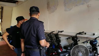 槟岛市政厅执法员与警方于周日前往乔治市古迹区，向电动滑板车业者发出警告。（图取自槟岛市政厅面子书）