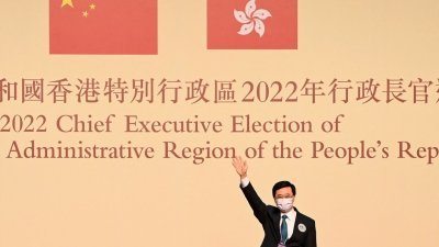香港在周日举行第6届特首选举，唯一候选人李家超当选后挥手致意。（图取自法新社）