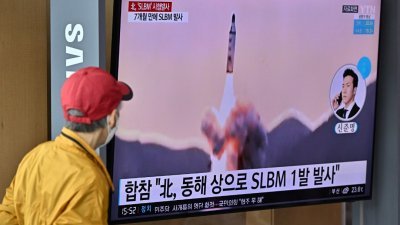 韩国军方在5月7日表示，朝鲜在当天试射了一枚短程弹道导弹。在首尔火车站，民众观看电视屏幕，播放朝鲜导弹试射档案画面的新闻广播。（图取自法新社）