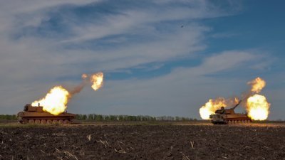 在乌克兰哈尔科夫地区的未知地点，随著俄罗斯对乌克兰的袭击继续进行，乌克兰军人当地时间周六用自行榴弹炮2S1 Gvozdika开火。（图取自路透社）