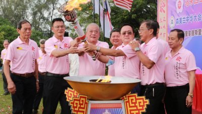 华总总会长丹斯里吴添泉（左3）今早在马六甲三宝山出席“第37届全国华人文化节”火炬礼。（图取自面子书）