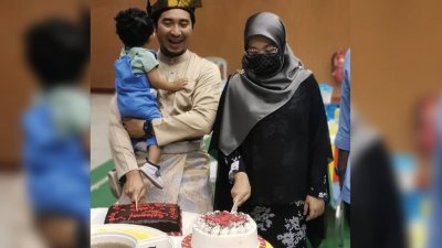 袁怀绍（左）抱著爱儿切生日蛋糕，旁为其夫人切母亲节蛋糕。