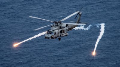 美国官员认为，一旦两岸爆发战争，台湾国防部试图订购的部分武器，如洛克希德·马丁制造的MH-60R海鹰直升机（图），不适合在战场上使用。