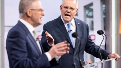 澳洲总理莫里森（右）和工党领袖阿尔巴内斯周日在联邦大选第二次电视辩论中进行激烈的选前辩论。（图取自路透社）
