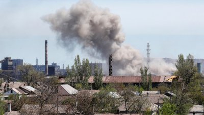 在乌军死守的亚速钢铁厂在周日发生爆炸。（图取自路透社）