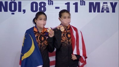 王格莹（左起）与吴丽颐成功夺得女子双人3公尺跳板金牌，为大马收获本届东运会第4金。
