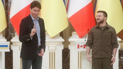 加拿大总理特鲁多（左）当地时间周日造访乌克兰，并会晤乌克兰总统泽连斯基。（图取自路透社）