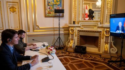 加拿大总统特鲁多当地时间周日突访乌克兰，并和乌克兰总统泽连斯基一起参加与七国工业集团（G7）领导人的视频会晤。（图取自乌克兰总统新闻社/路透社）