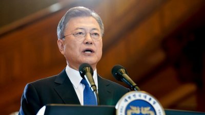 韩国总统文在寅周一在总统府青瓦台主楼，发表卸任演说。（图取自推特@moonriver365）