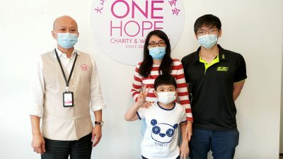 去年4月，父亲吴益敏（右起）及母亲许佩玲带著癌复发的吴挺浩向基金会求助，左为主席蔡瑞豪。
