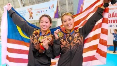 昨天与王格莹（左）夺得女子双人3公尺跳台金牌后，吴丽颐（右）今天成功捍卫女子单人3公尺跳台金牌，为大马摘下本届东运会第5金。