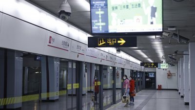 上海地铁6号线和16号线此前保持营运，为特需出行市民、医护人员、警察和社区工作人员等提供服务，如今也宣告停运。图为市民在世纪大道站等待地铁6号线列车到来。（图取自中新社）
