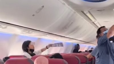 乘客们被迫困在闷热的机舱内逾1个小时，导致乘客们汗流浃背需摇动硬卡取凉。