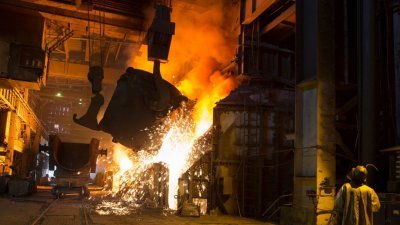 2014 年9月2日，一名钢铁工人在乌克兰南部沿海城镇马里乌波尔的Ilich钢铁厂操作机器。（图取自路透社档案照）