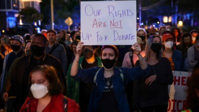 支持堕胎权的示威者当地时间周一晚，聚集在保守派的联邦最高法院大法官阿利托位于弗吉尼亚的住家外，抗议后者试图废除堕胎权。（图取自路透社）