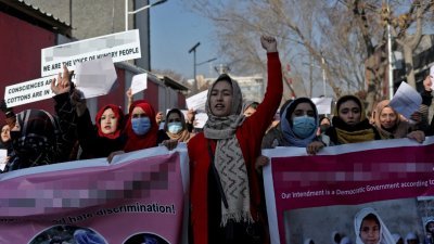 阿富汗女性为争取自身权益，于去年12月28日在首都喀布尔集会抗议塔利班政权对女性的种种限制。（图取自路透社）