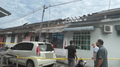 这场爆炸也导致左右邻居、后面邻居的屋子被严重破坏，及一辆民众停放在屋后的轿车大镜被震破。