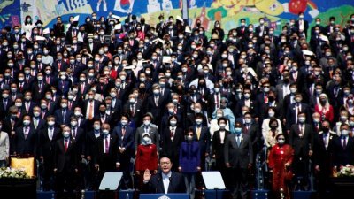 韩国新总统尹锡悦周二在国会大楼前举行的总统就职典礼上宣誓就职，其身后为受邀出席的国内外嘉宾、国会和政府代表、各界人士。（图取自路透社）