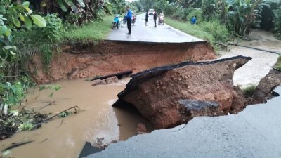 瓜拉托马尼国小路段被水冲毁。