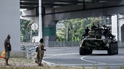 斯里兰卡的宵禁延长一天，周三可见有军方装甲车在道路行驶。（图取自路透社）