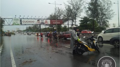 周三清晨一场大雨，造成敦林苍祐大道近Mutiara Height路段发生闪电水灾，导致该大道交通行驶缓慢。（照片取自槟岛市政厅面子书）