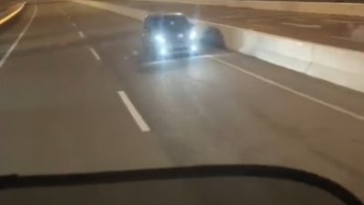 一辆迈威轿车在二桥逆向行驶，被网民拍摄下来，上传至社媒。
