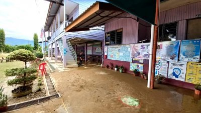丹南巴达小学校园被黄泥浆覆盖。