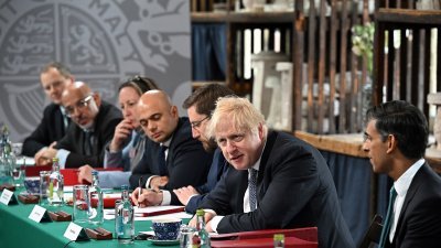 英国首相鲍里斯·约翰逊（右2）周四在英格兰中部特伦特河畔斯托克的陶器厂，主持内阁会议。（图取自法新社人）
