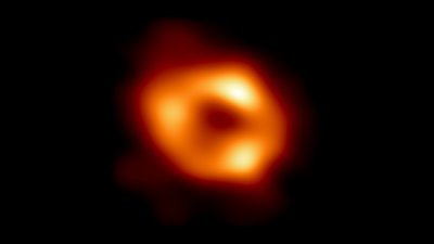 这是位于银河系中心的超大质量黑洞人马座 A*的首张照片，大小看上去与从地球上看“月亮上的甜甜圈”差不多。（图取自事件视界望远镜合作组织/国家科学基金会/路透社）