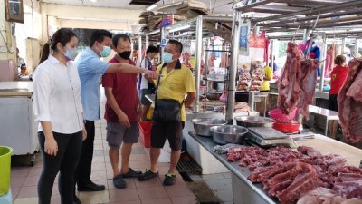 郑钏萤（左起）、王泽钦向温建煌及陈世忠了解猪肉市场情况。