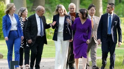 G7各成员国外长和欧盟外交事务高级代表博雷利（左起第5位）于周四在德国的魏森豪斯坦德举行峰会期间一同散步前往享用晚饭。（图取自路透社）