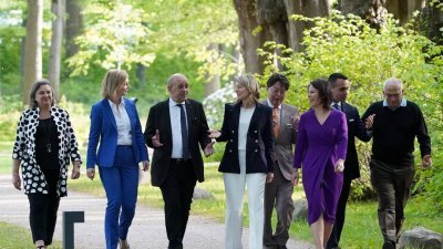 G7成员国外长于周四在德国魏森豪斯坦德举行峰会，期间G7外长与欧盟外交与安全政策高级代表博雷利（右1）结伴步行去吃晚餐。图中人物除了博雷利，全员皆是G7成员国外长，自左起：美国、英国、法国、加拿大、日本、德国和意大利。