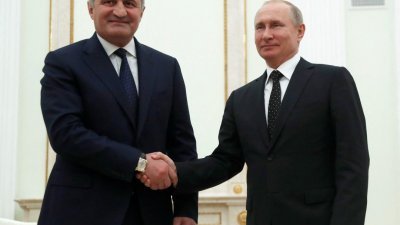 南奥赛梯领导人比比洛夫（左）和俄罗斯总统普京。（路透社档案照）