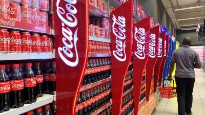 图为尼日利亚超市里售卖的可口可乐产品。（路透社档案照）
