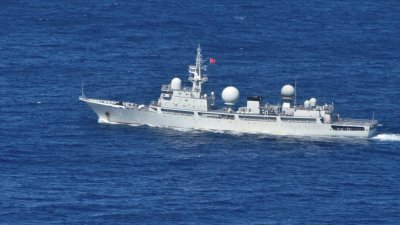 澳洲国防部周五发布影像，指中国解放军“海王星”号电子侦察船（图）早前在该国近岸海域出没。（图取自路透社/澳洲国防部提供）