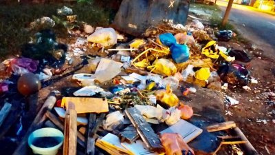 安顺市区垃圾落满地、垃圾桶损坏、垃圾桶不见的糟糕场景。