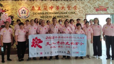 黄俊棠（前排左5）宣布，在“森华堂40周年、妇女组35周年及青年团33周年”晚宴中，为文化节筹募50万令吉活动基金。