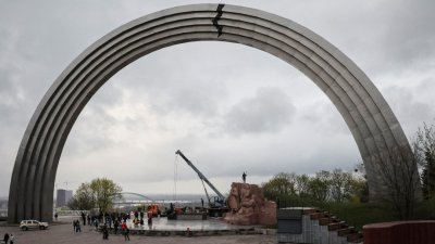 俄罗斯入侵乌克兰后，一座苏联时代的乌克兰和俄罗斯国家友谊纪念碑上月26日在基辅市中心被拆除。（图取自路透社档案照）