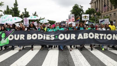 美国支持堕胎权的示威群众当地时间周六，一路从华盛顿纪念碑游行至最高法院前，吸引不少民众围观。（图取自中央社）