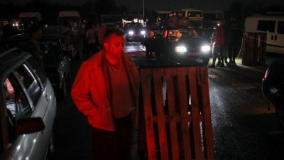 来自马里乌波尔的难民于周六乘车抵达乌军控制的扎波罗热。（图取自路透社）