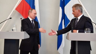 俄罗斯总统普京（左）与芬兰总统尼尼斯托2017年7月27日，举行联合记者会后握手。（图取自法新社档案照）
