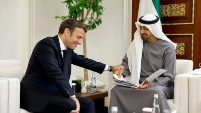 法国总统马克龙（左）周日到访阿联酋，除了向已故前总统哈利法表达哀悼之情外，也与新任总统穆罕默德会谈。（图取自路透社）