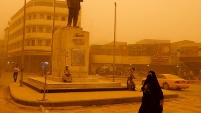 伊拉克近几周受严重沙尘暴侵袭，首都巴格达能见度极低。（图取自路透社）
