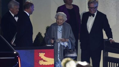 英国女王伊丽莎白二世于周日出席白金禧年庆祝活动后，微笑著离开现场。（图取自路透社）